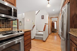 Jääkaappi, mikroaaltouuni, uuni, liesi