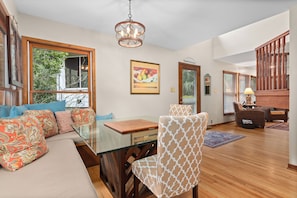 TV, books - Cottage centrally located on island. Screened in porch with nature views and 2 golf carts (Bald Head Island)