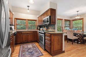 Jääkaappi, mikroaaltouuni, uuni, liesi