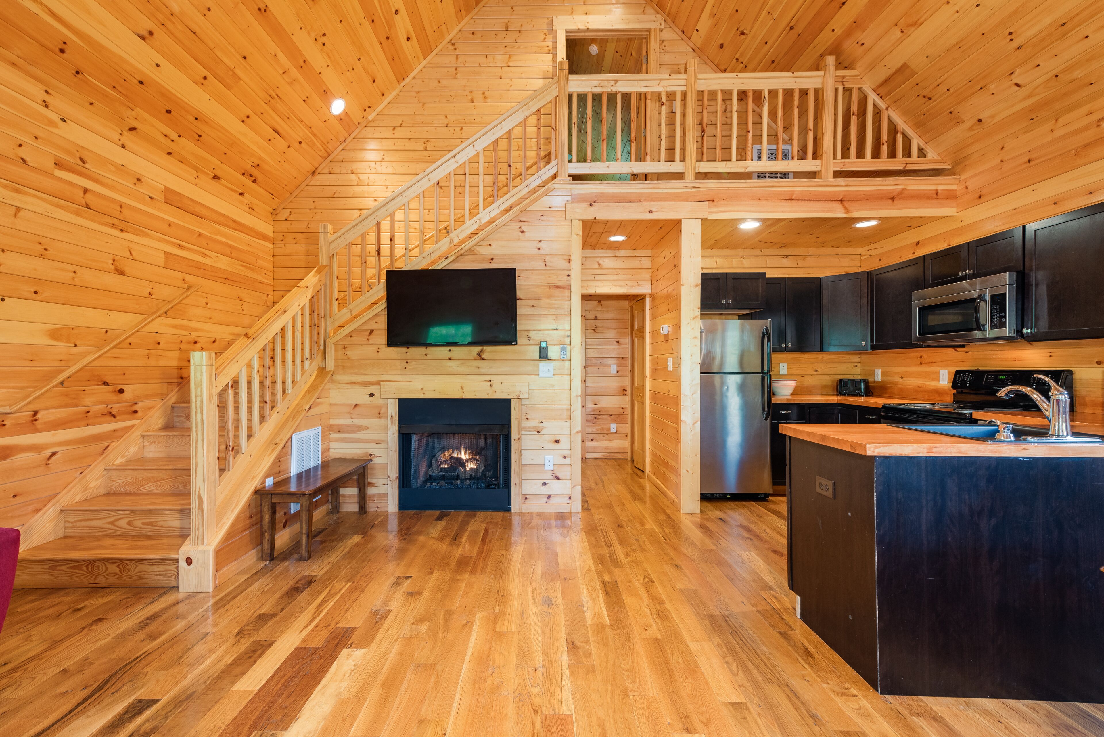 NEW Log Cabin by the River! Perfect Relaxing Retreat-Views & hot tub!