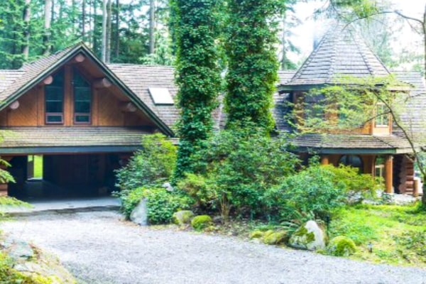 2 car garage with plenty of parking for a large event