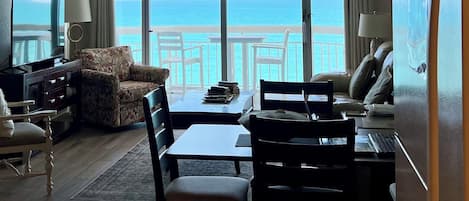 Una televisión de pantalla plana, un reproductor de DVD