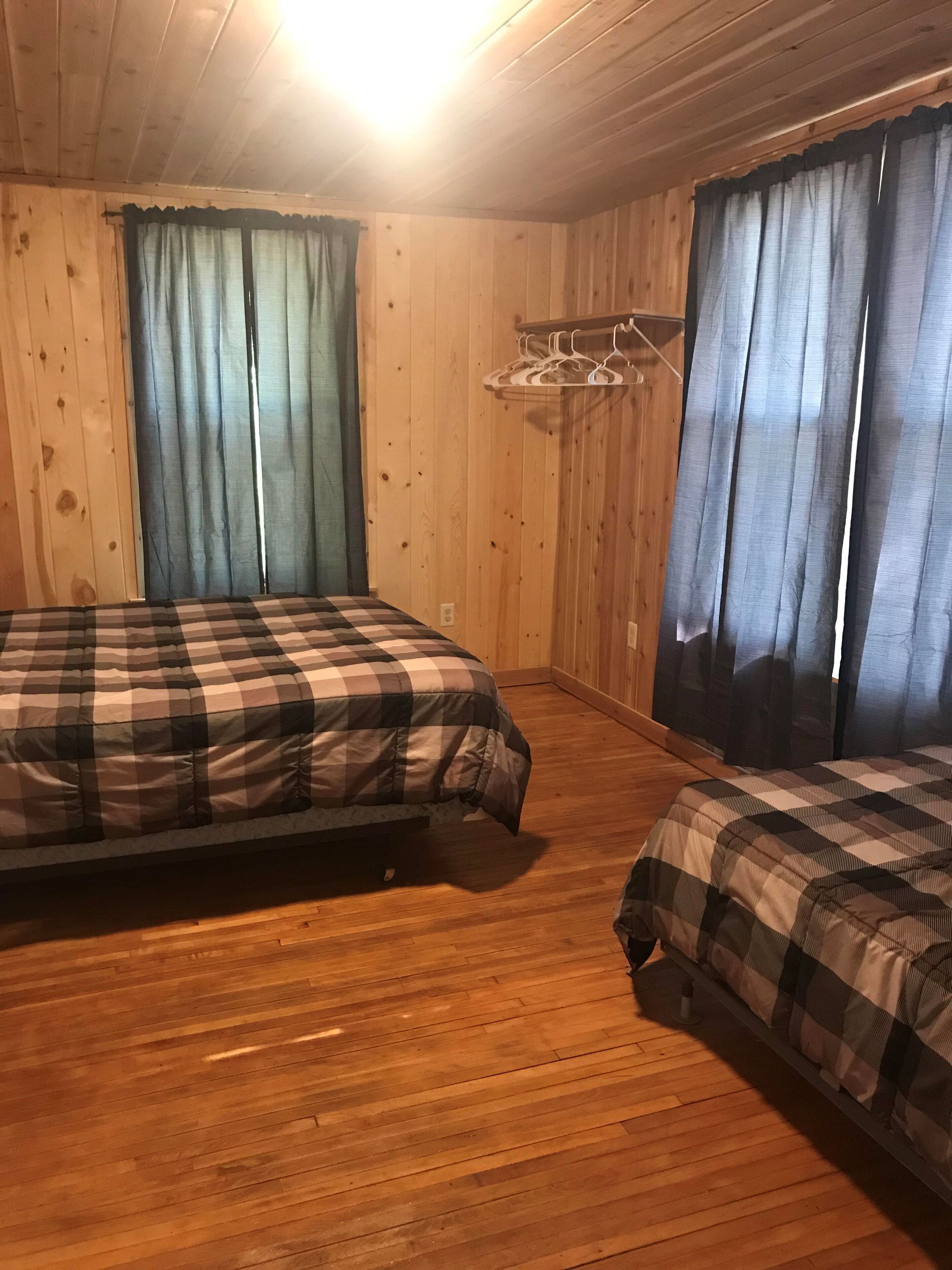 3 Bedroom Cabin on the Lake. Pet friendly. 