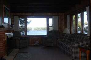 Télévision, cheminée, lecteur de DVD, vidéothèque