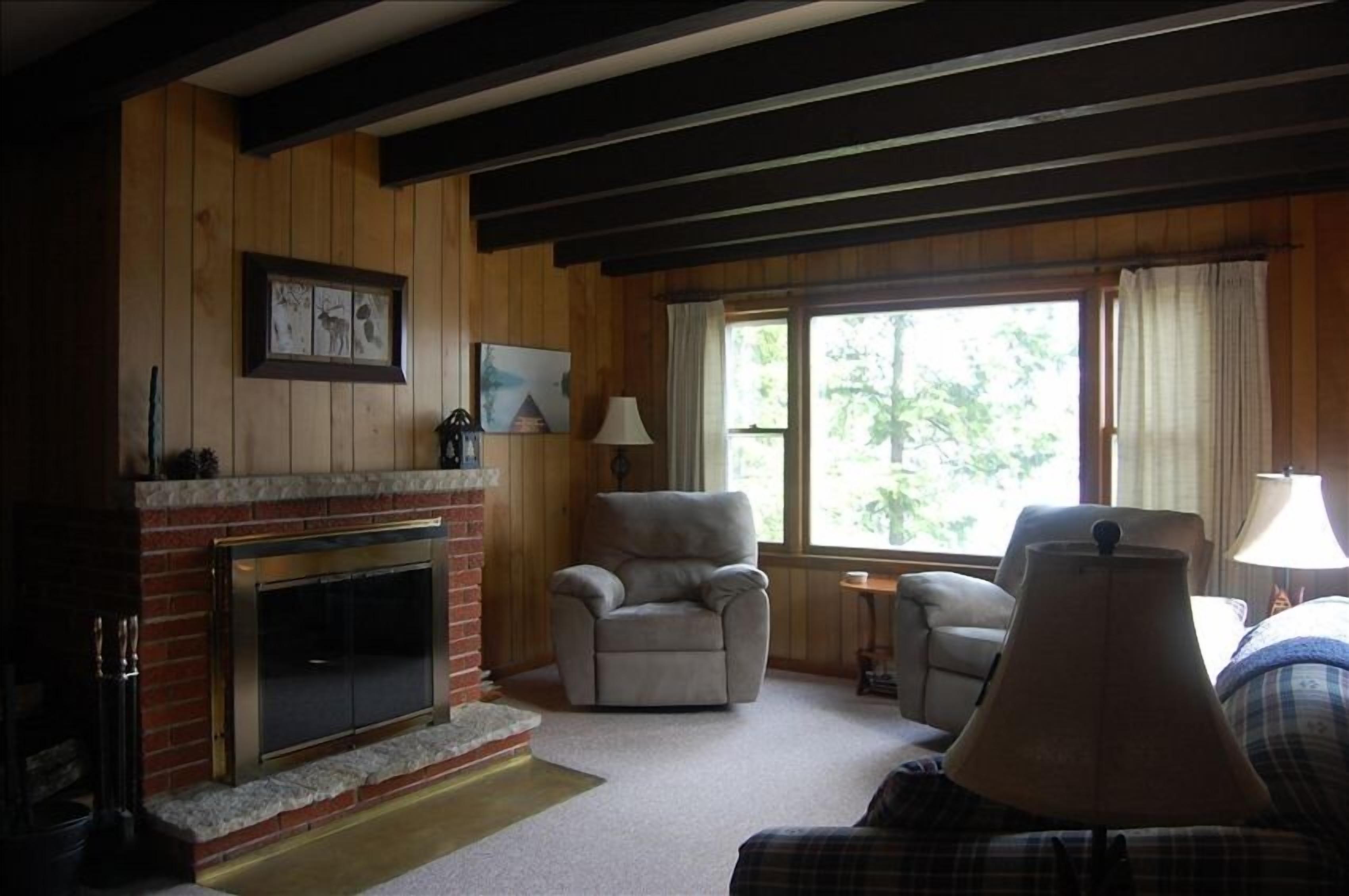 Télévision, cheminée, lecteur de DVD, vidéothèque