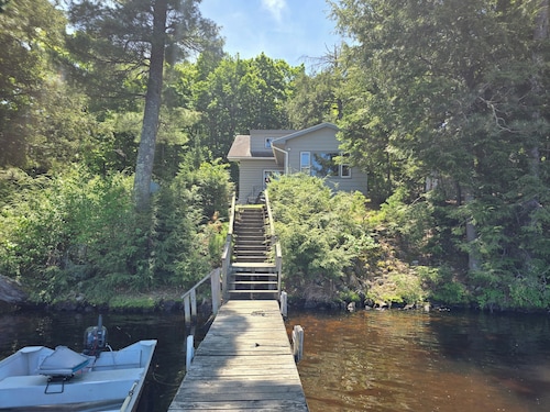 Secluded 2 acre Lakeside Home, boat & motor included on 5 lake chain. free Wi-Fi
