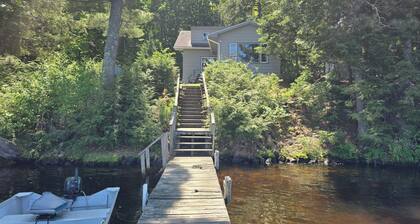 Secluded 2 acre Lakeside Home, boat & motor included on 5 lake chain. free Wi-Fi