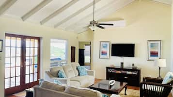 Smart TV, DVD player, livros, videoteca