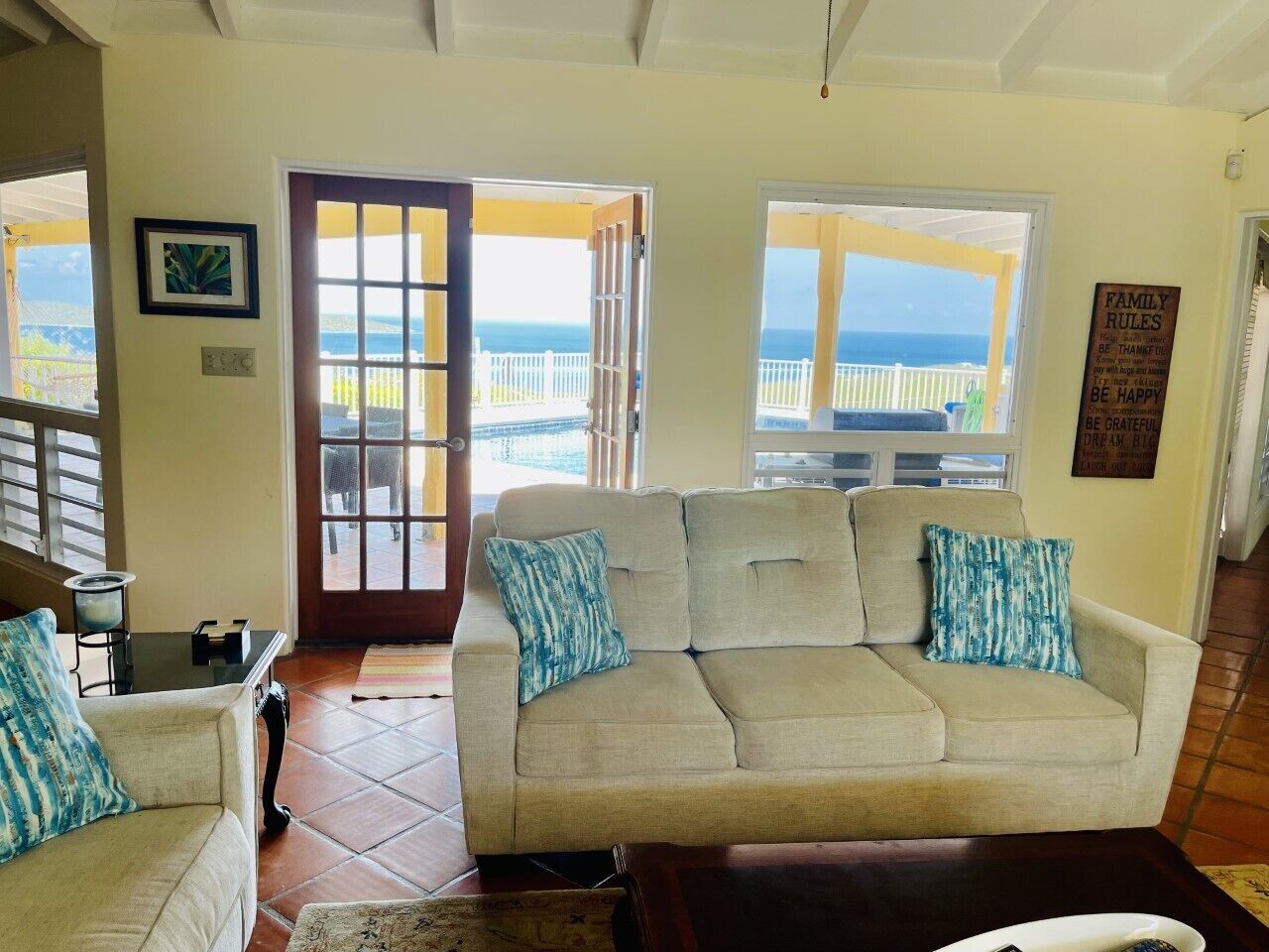 TV connectée, lecteur de DVD, livres, vidéothèque