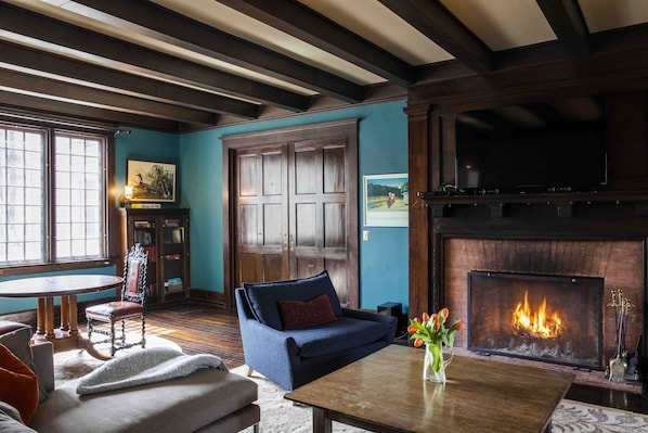 TV, fireplace, books, music library - A Grand property in Historic Stockbridge (Stockbridge)