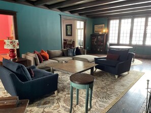 Televisor, llar de foc, llibres i biblioteca musical 