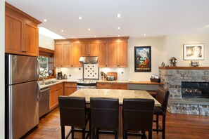 Réfrigérateur, four à micro-ondes, un four, surface de cuisson