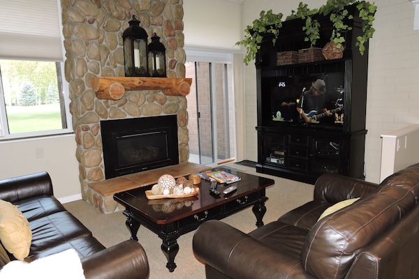 FLAT SCREEN
SLIDING DOOR TO BACK DECK AND FAIRWAY