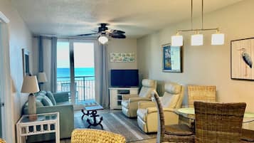 Televisión, reproductor de DVD y libros