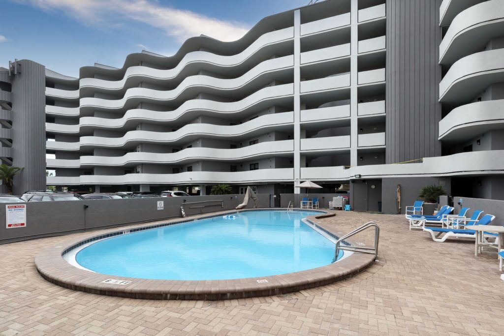 Alberca al aire libre y alberca climatizada