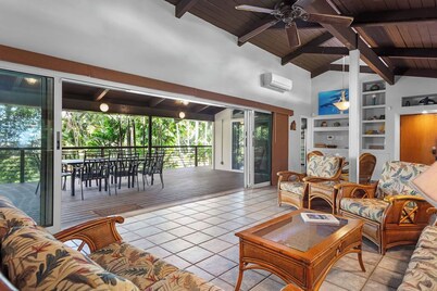Entire home in Kihei within walking distance to beaches, shopping and dining!