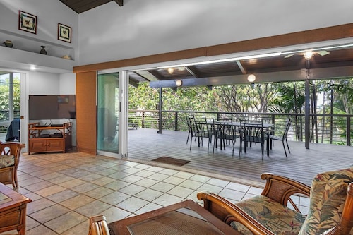 Entire home in Kihei within walking distance to beaches, shopping and dining!