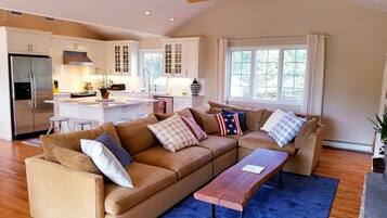 Smart TV, fireplace, DVD player, stereo