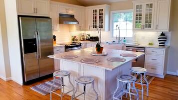 冰箱、微波炉、烤箱、炉灶