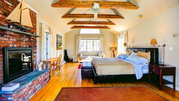 6 bedrooms, desk, iron/ironing board, free WiFi