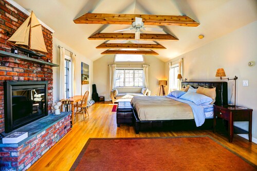 Beautiful, Private & Spacious, Cozy Hamptons Retreat,  Sleeps 15, Peloton Bike+