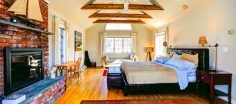 Beautiful, Private & Spacious, Cozy Hamptons Retreat,  Sleeps 15, Peloton Bike+