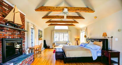 Beautiful, Private & Spacious, Cozy Hamptons Retreat, Sleeps 15, Peloton Bike+