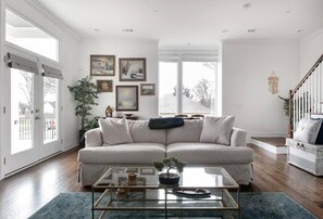 TV, Netflix, Hulu, streaming services