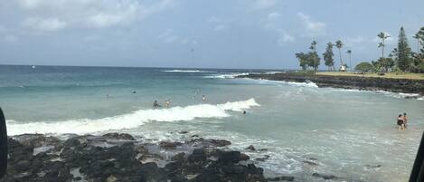 Beach nearby, sun loungers, beach towels