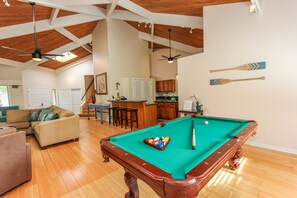 TV connectée, livres, chaîne hi-fi, espaces bureaux