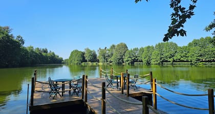 Luxury Lakeside Castle, Onsite Pool, Tennis & Golf, 100 + Acre Park, Weddings