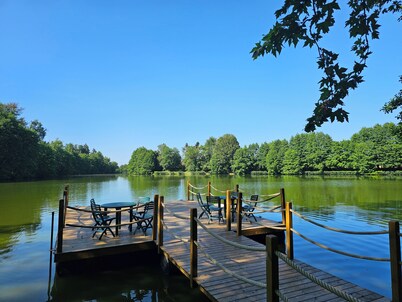 Luxury Lakeside Castle, Onsite Pool, Tennis & Golf, 100 + Acre Park, Weddings