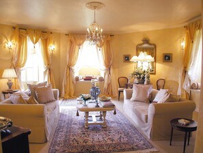 Televisie, een tafeltennistafel, boeken en een stereo