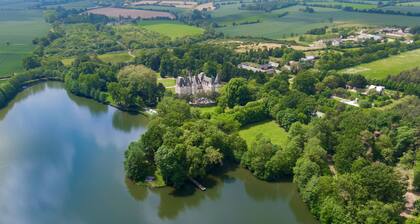 Luxus-Schloss An Einem See Mit Einer Insel, Schwimmbad Und Herrlichen Park