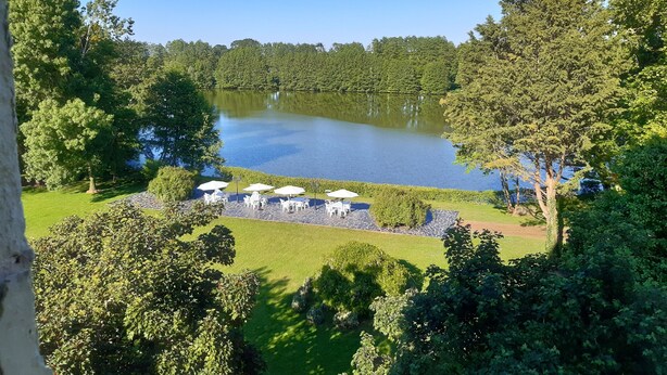 Une vue sur le lac, agrémentée d’un belvédère et d’un espace de détente extérieur.