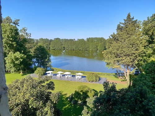 Luxury Lakeside Castle, Onsite Pool, Tennis & Golf, 100 + Acre Park, Weddings