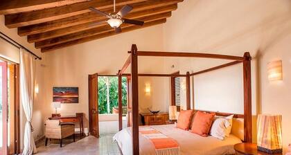 Grand Private Villa: Luxus, Gourmet & Spaß in Mita / Premier Mbshp (Golf & Beach)