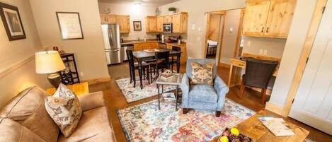 Televisor, llar de foc, reproductor de DVD i llibres