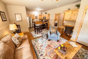 Fernseher, Kamin, DVD-Player, Bücher