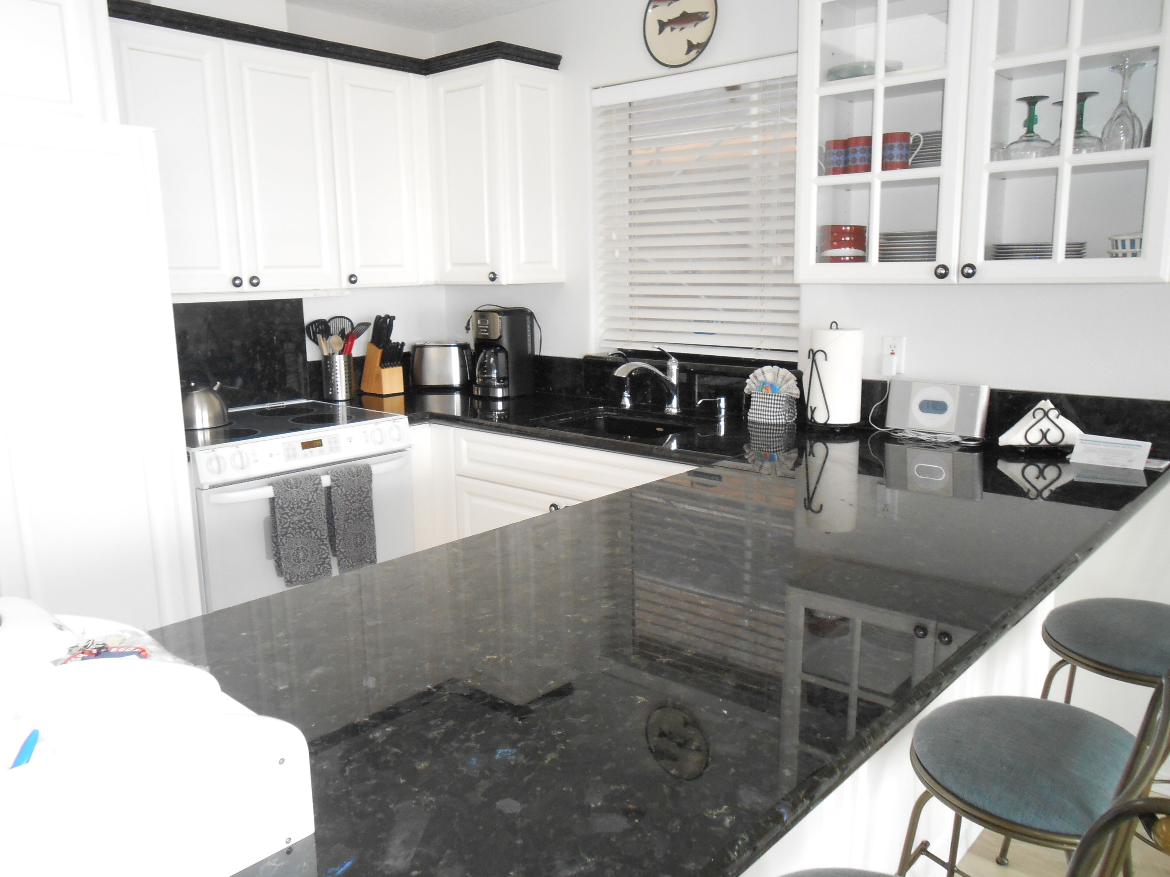 Oceanfront Top Floor SW Corner Unit - 2bd 2 bath - Location & View