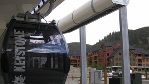 Una gran estructura negra con el texto "KEYSTONE" y un símbolo de estrella, probablemente parte de un telesilla o instalación similar.