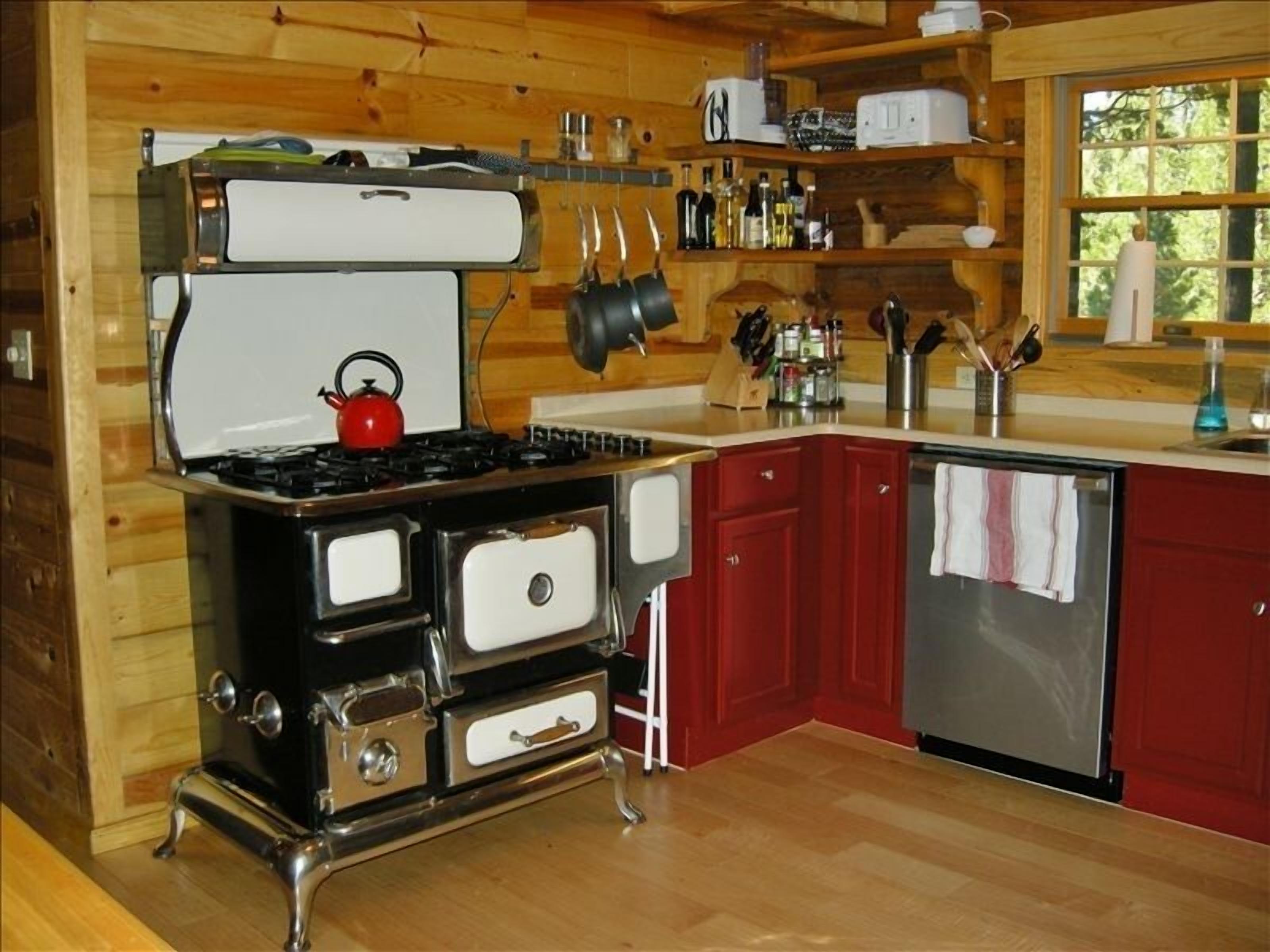 Ultimate Lassen House! Cedar Hot Tub!  Private Trout Stream! 20 Acres of Woods!