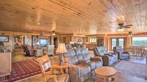 Smart TV, fireplace, table football, ping pong - House - Southern Hills Serene Getaway (Hot Springs)
