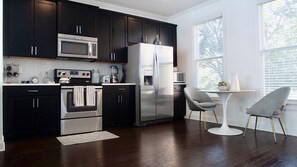 Frigorifero, microonde, forno, piano cottura