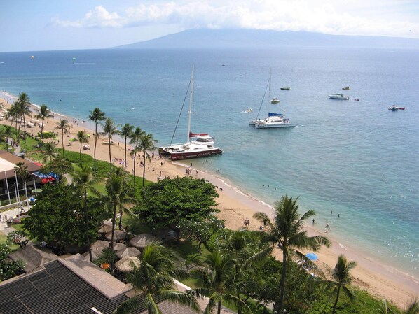 På stranden, solstolar och strandhanddukar