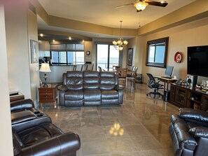 智能電視、DVD 播放機、書籍、音響