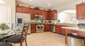 冷蔵庫、電子レンジ、オーブン、コンロ