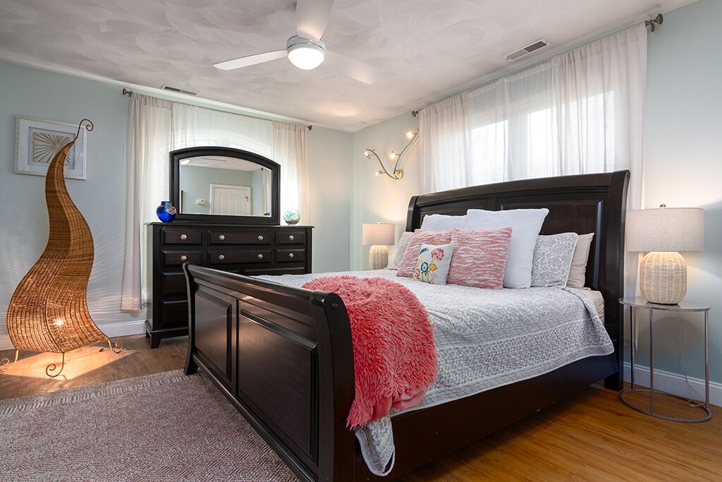 7 chambres, fer et planche à repasser, lit de bébé portatif