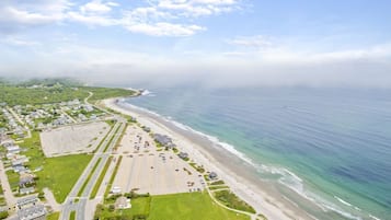 Nära stranden, solstolar, parasoller och strandhanddukar