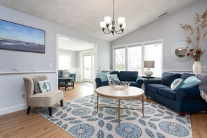 Smart TV - 1 mile to Scarborough Beach-CENTRAL AIR! Block Island Ferry, Narragansett, 7 bed (Narragansett)